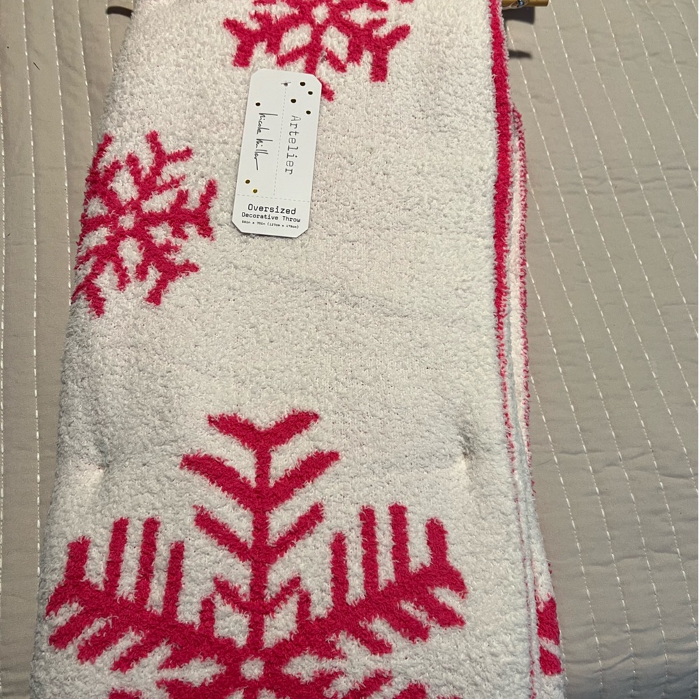 VIRAL Pink and White reversible snowflake blanket